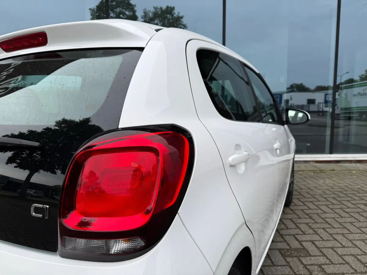 1.0 VTi Shine - Airco - Media Android/Apple - 15"LMV - Org.NL