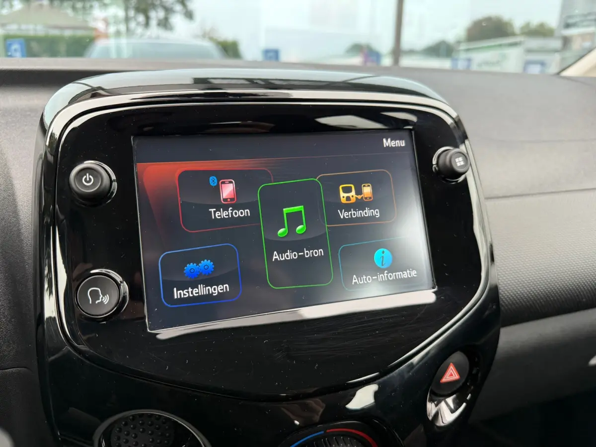 1.0 VTi Shine - Airco - Media Android/Apple - 15"LMV - Org.NL