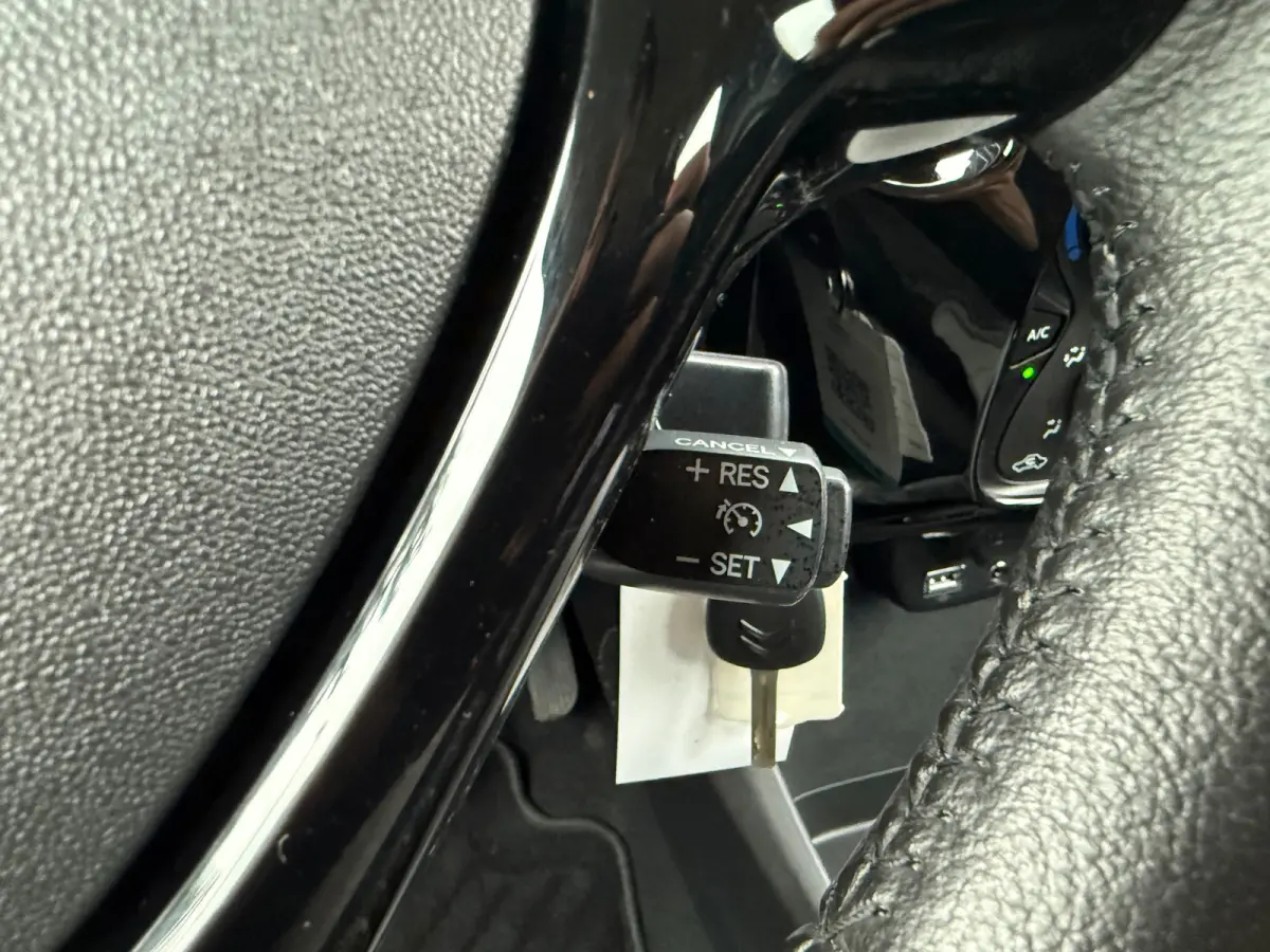 1.0 VTi Shine - Airco - Media Android/Apple - 15"LMV - Org.NL