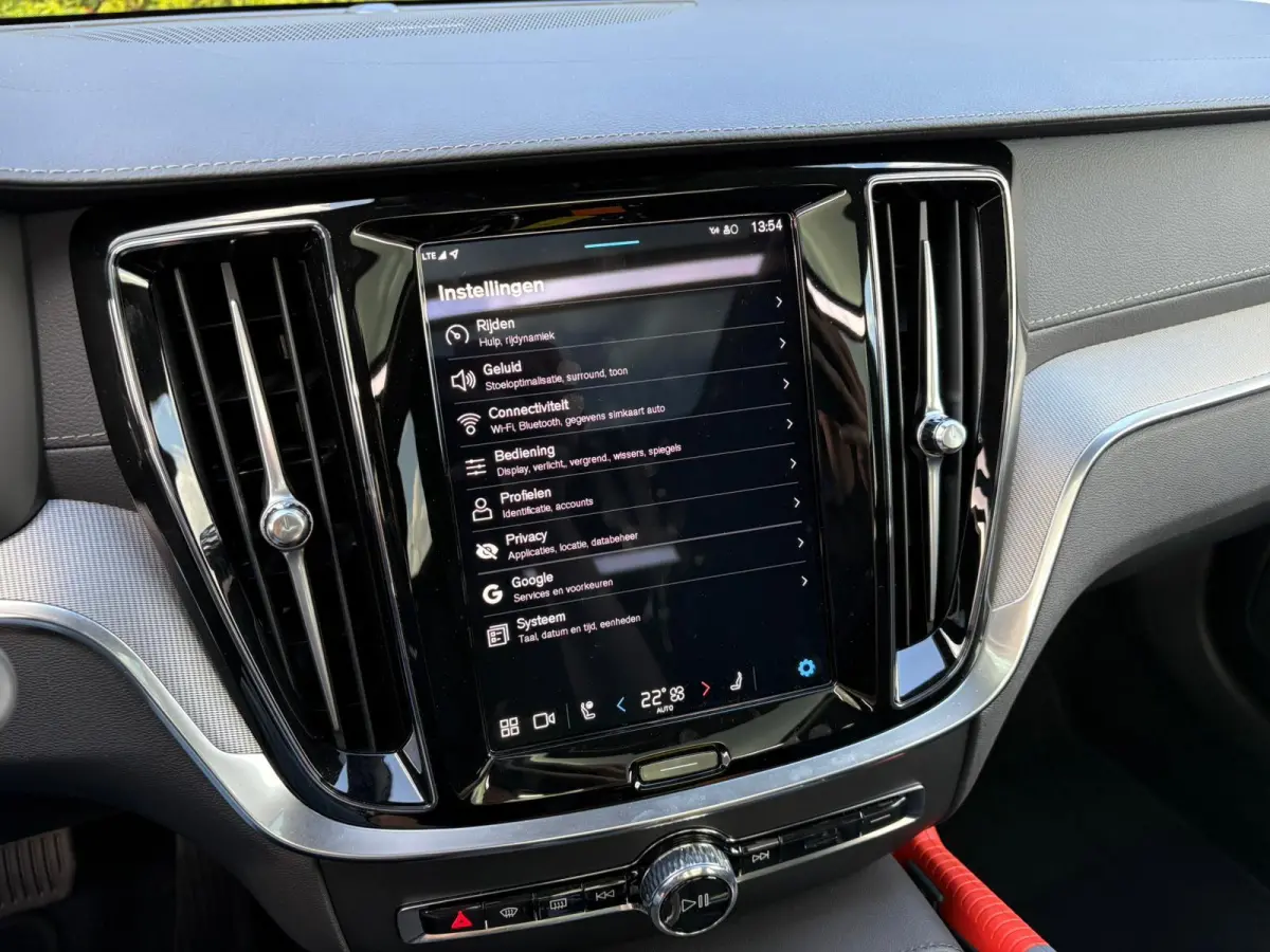 T8 Plug-in hybrid AWD Ultra Dark | Trekhaak | Panoramadak | Stoel + stuurverwarming | Harman/Kardon |