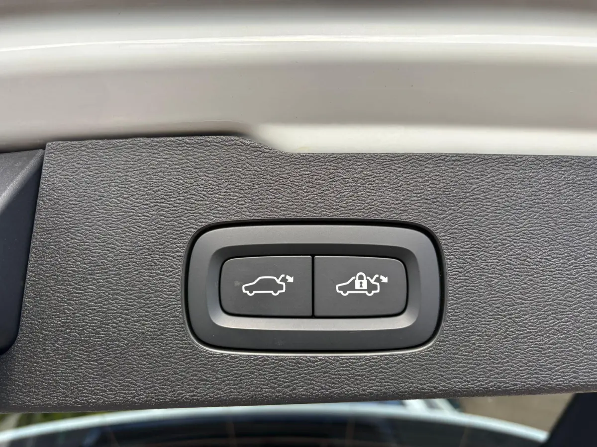 T8 Plug-in hybrid AWD Ultra Dark | Trekhaak | Panoramadak | Stoel + stuurverwarming | Harman/Kardon |