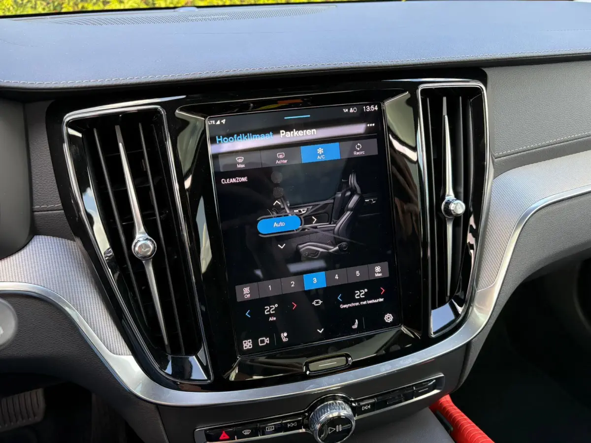 T8 Plug-in hybrid AWD Ultra Dark | Trekhaak | Panoramadak | Stoel + stuurverwarming | Harman/Kardon |