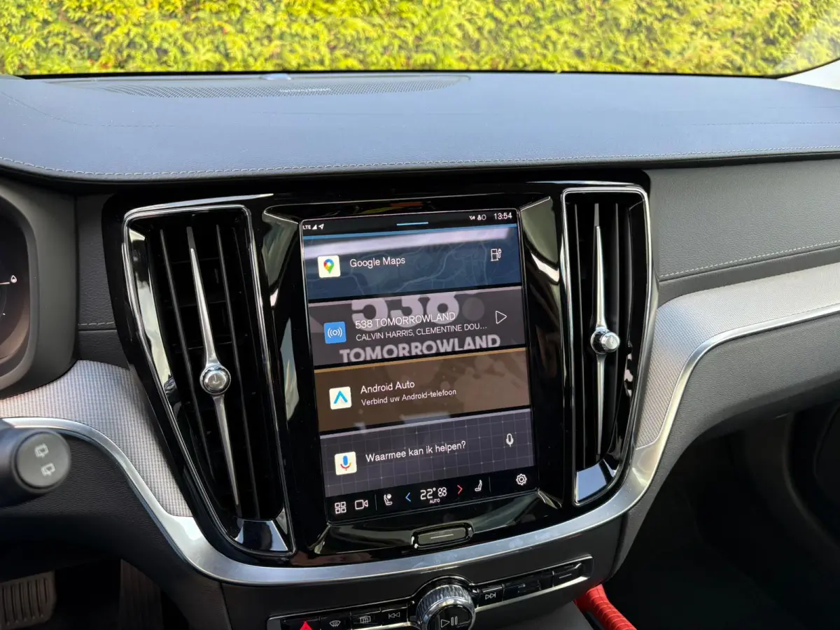 T8 Plug-in hybrid AWD Ultra Dark | Trekhaak | Panoramadak | Stoel + stuurverwarming | Harman/Kardon |