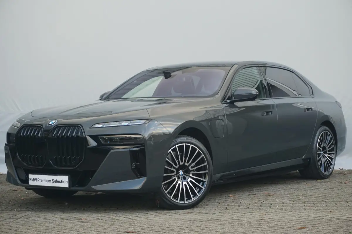 Sedan 750e xDrive Executive Drive Pro | M Sportpakket Pro | Sky Lounge | Connoisseur Pack | Bowers & Wilkins |