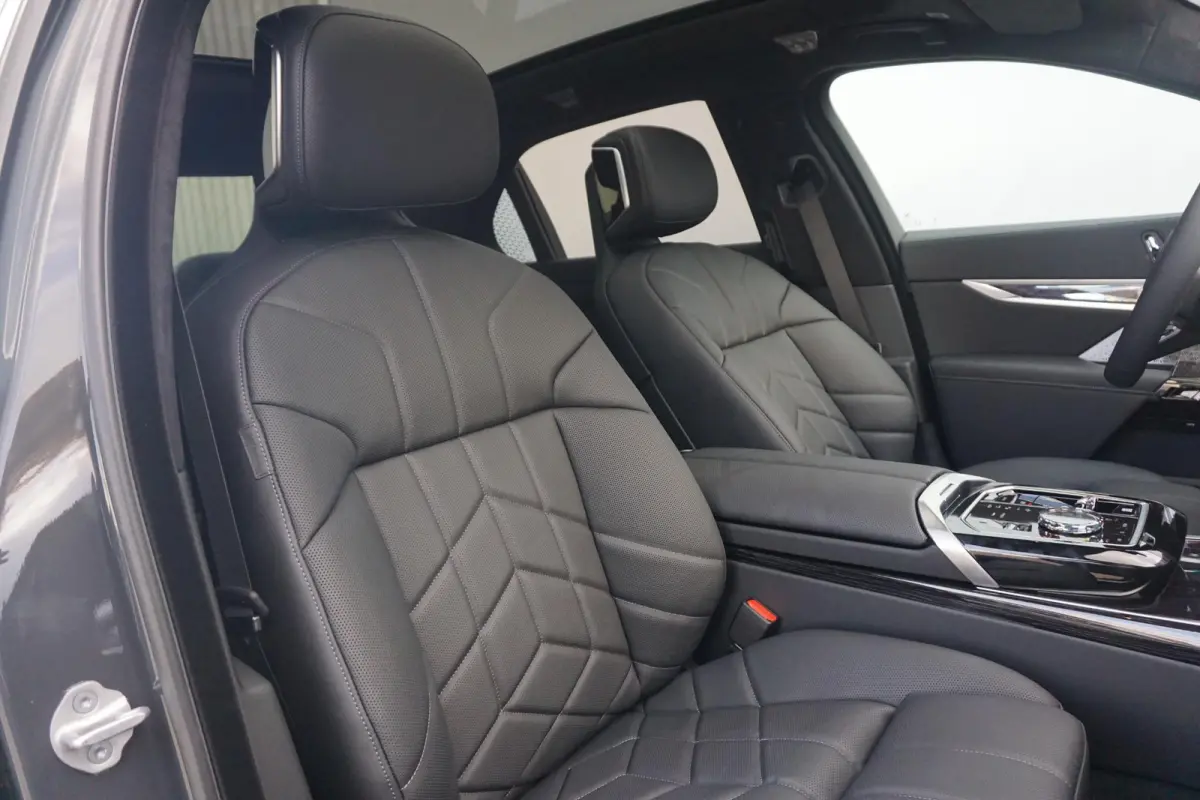 Sedan 750e xDrive Executive Drive Pro | M Sportpakket Pro | Sky Lounge | Connoisseur Pack | Bowers & Wilkins |