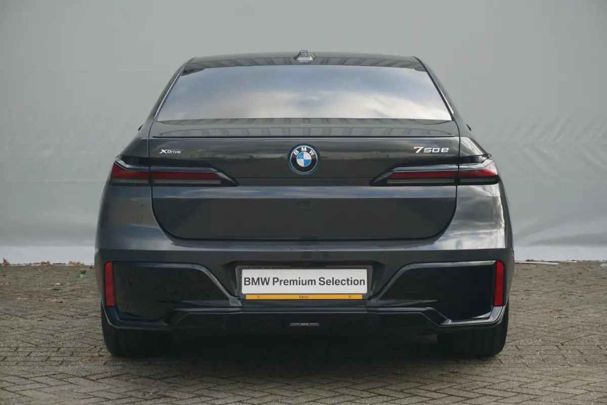 Sedan 750e xDrive Executive Drive Pro | M Sportpakket Pro | Sky Lounge | Connoisseur Pack | Bowers & Wilkins |