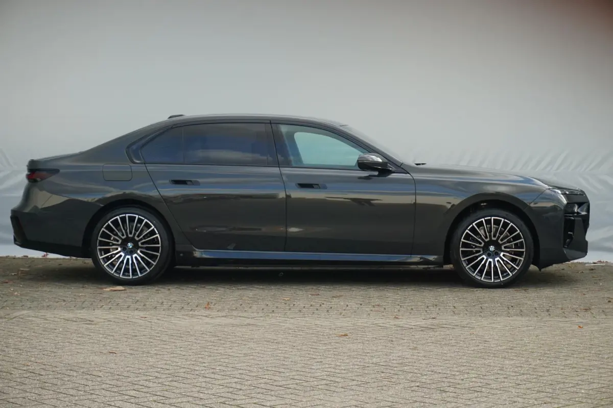 Sedan 750e xDrive Executive Drive Pro | M Sportpakket Pro | Sky Lounge | Connoisseur Pack | Bowers & Wilkins |