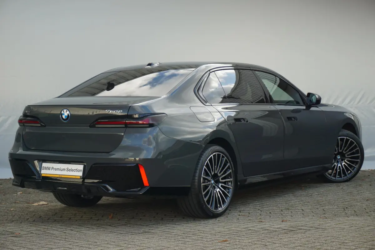 Sedan 750e xDrive Executive Drive Pro | M Sportpakket Pro | Sky Lounge | Connoisseur Pack | Bowers & Wilkins |