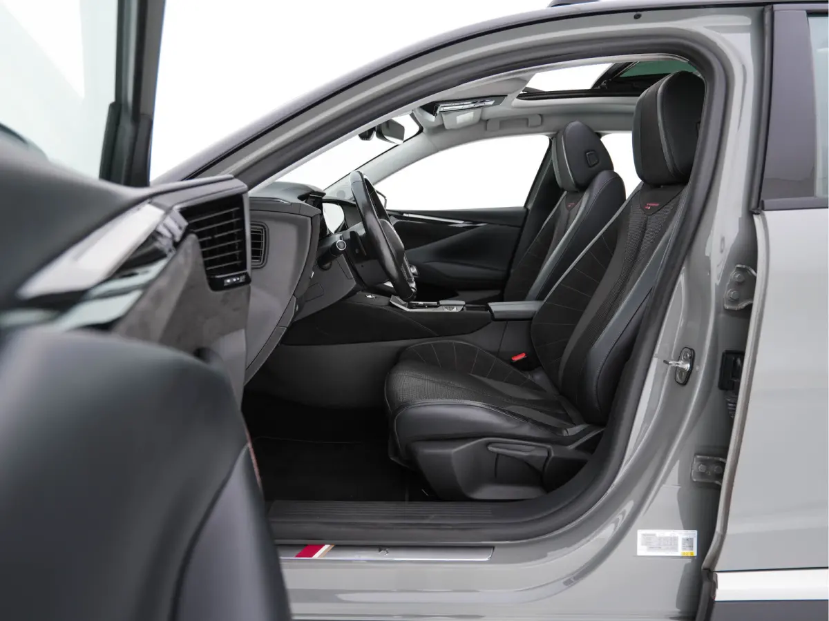 1.6 Performance-Line+ PureTech (INCL-BTW) Aut. *PANO | LEATHER-MICROFIBRE | FULL-LED | HEATED-SPORTSEATS | DIGI-COCKPIT | KEYLESS | CAMERA | LANE-ASSIST | CARPLAY | ECC | SHIFTPADDLES | PDC 