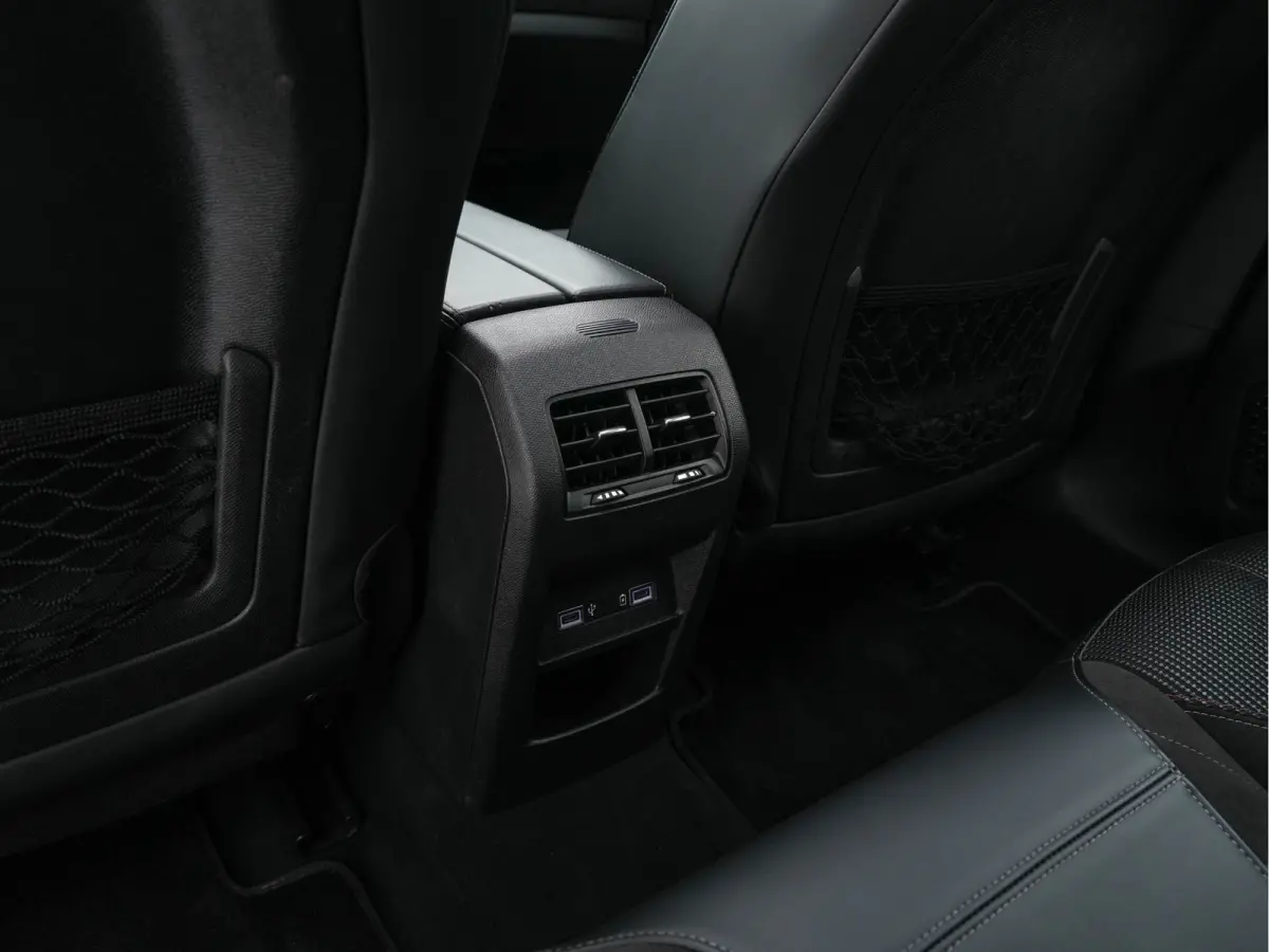 1.6 Performance-Line+ PureTech (INCL-BTW) Aut. *PANO | LEATHER-MICROFIBRE | FULL-LED | HEATED-SPORTSEATS | DIGI-COCKPIT | KEYLESS | CAMERA | LANE-ASSIST | CARPLAY | ECC | SHIFTPADDLES | PDC 