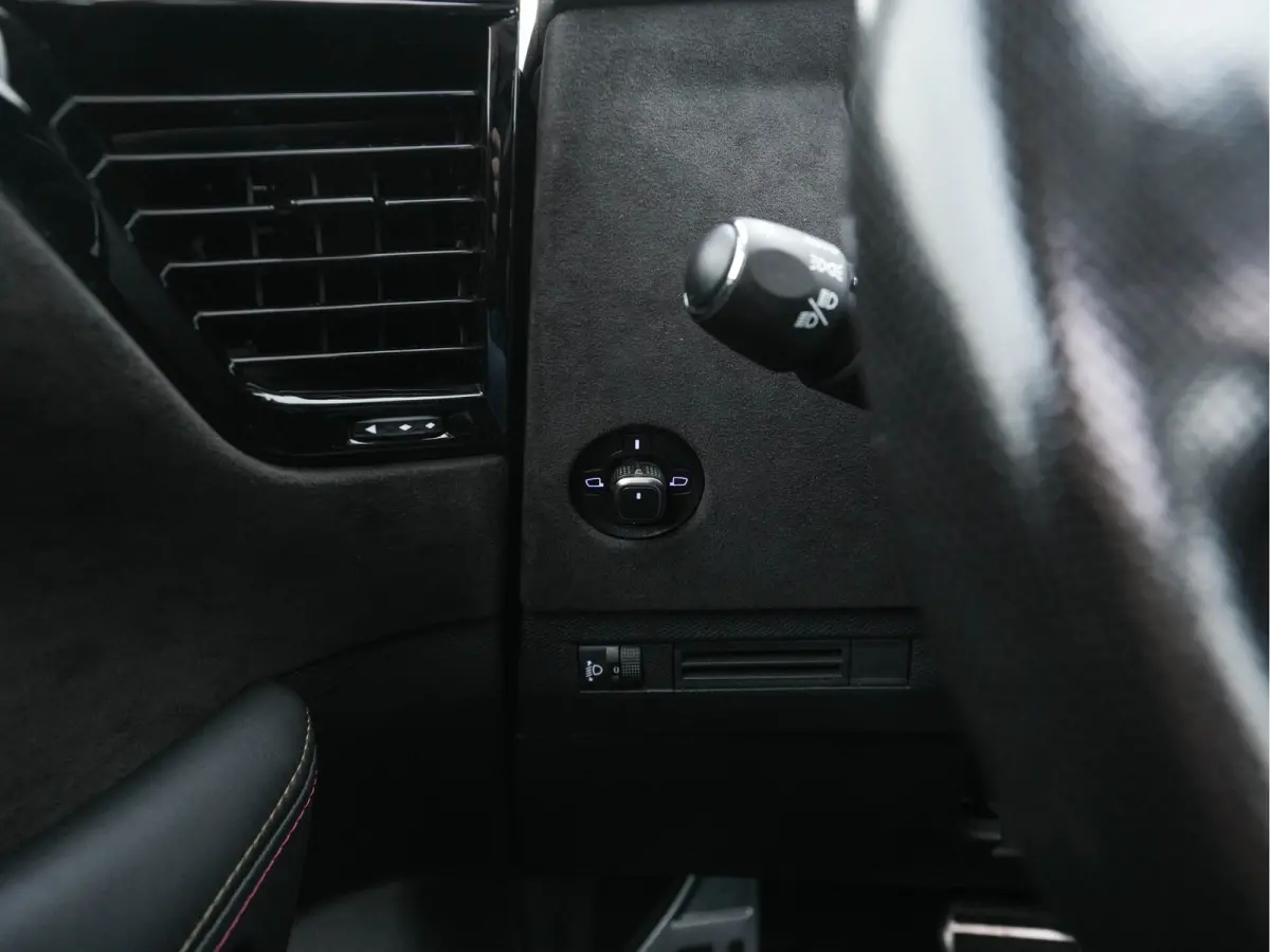 1.6 Performance-Line+ PureTech (INCL-BTW) Aut. *PANO | LEATHER-MICROFIBRE | FULL-LED | HEATED-SPORTSEATS | DIGI-COCKPIT | KEYLESS | CAMERA | LANE-ASSIST | CARPLAY | ECC | SHIFTPADDLES | PDC 
