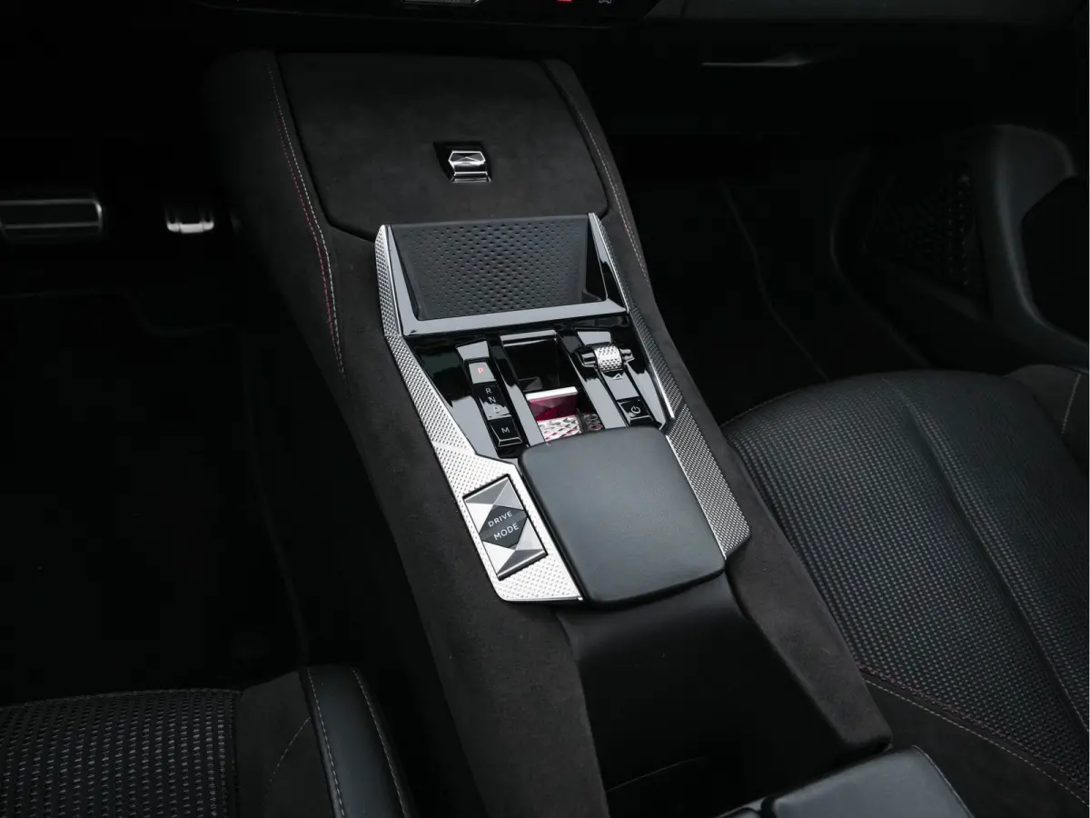 1.6 Performance-Line+ PureTech (INCL-BTW) Aut. *PANO | LEATHER-MICROFIBRE | FULL-LED | HEATED-SPORTSEATS | DIGI-COCKPIT | KEYLESS | CAMERA | LANE-ASSIST | CARPLAY | ECC | SHIFTPADDLES | PDC 