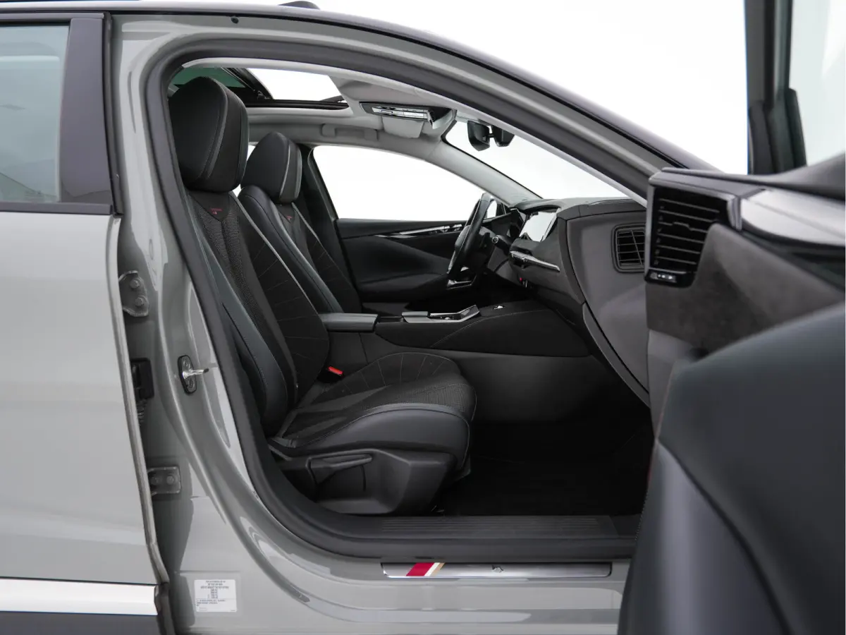 1.6 Performance-Line+ PureTech (INCL-BTW) Aut. *PANO | LEATHER-MICROFIBRE | FULL-LED | HEATED-SPORTSEATS | DIGI-COCKPIT | KEYLESS | CAMERA | LANE-ASSIST | CARPLAY | ECC | SHIFTPADDLES | PDC 