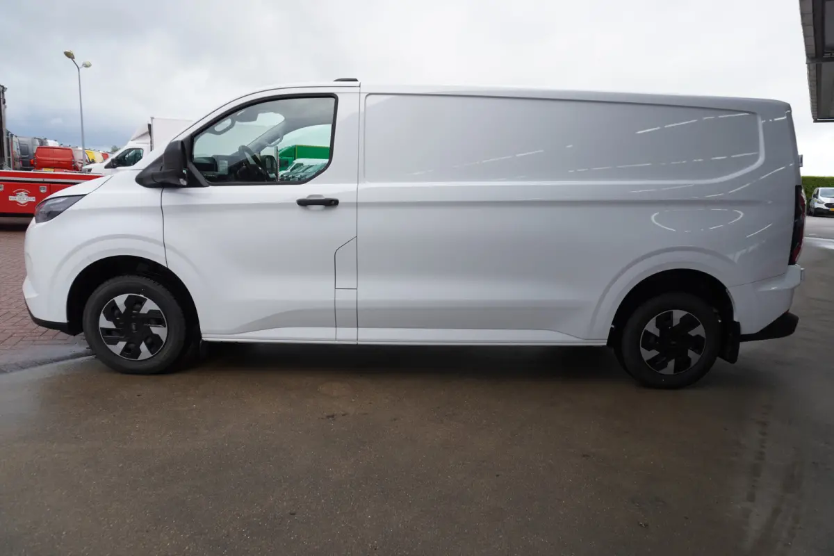 Cust. 340 L2H1 136PK Trend 65 kWh Elektrisch Nr. V046 | Airco | Cruise | Apple CP-Android | Camera