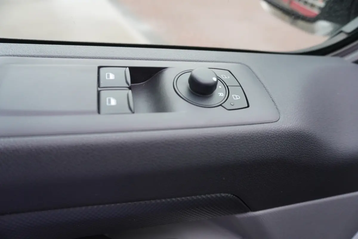 Cust. 340 L2H1 136PK Trend 65 kWh Elektrisch Nr. V046 | Airco | Cruise | Apple CP-Android | Camera