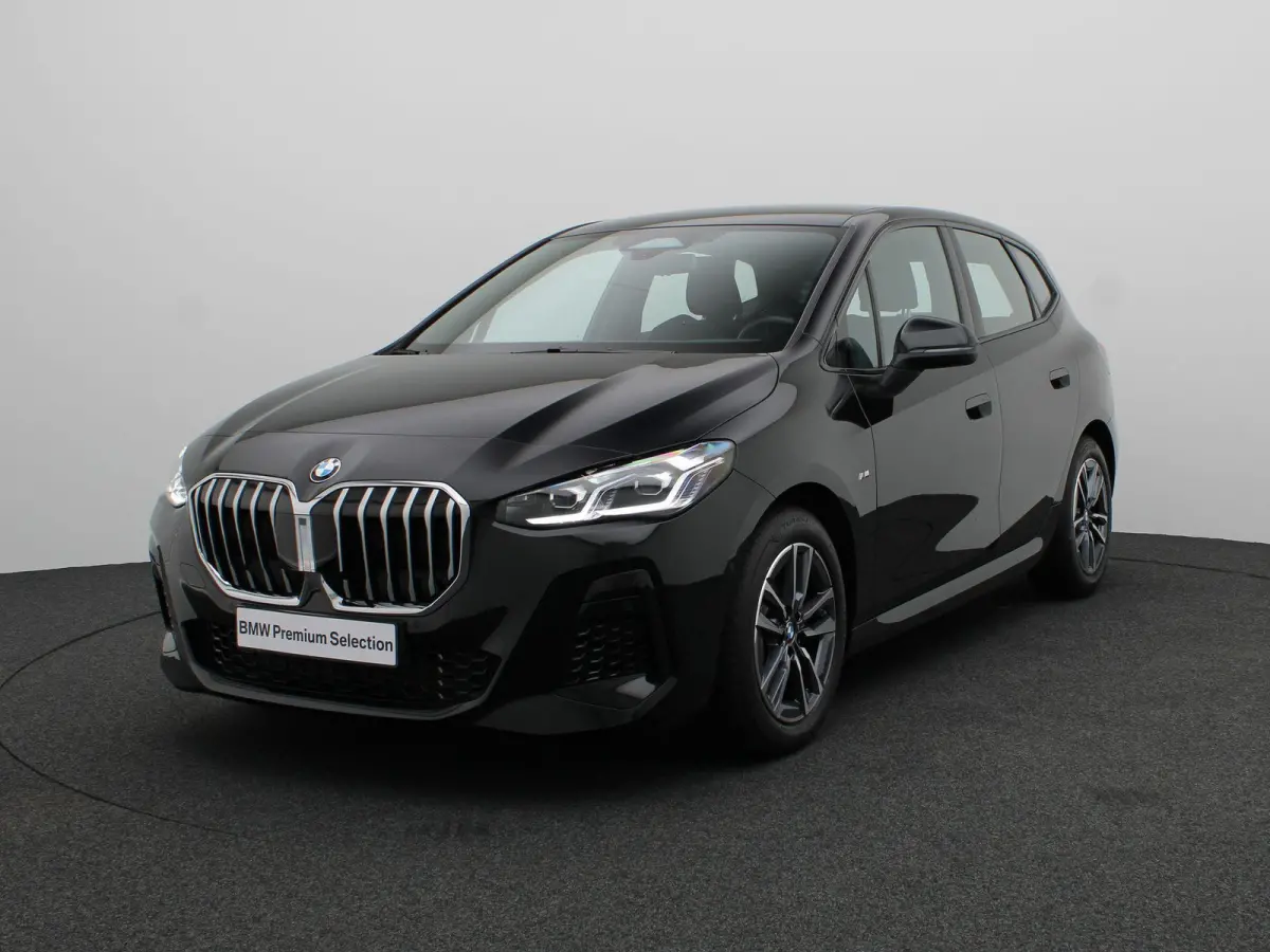 220i M Sportpakket |	Achteruitrijcamera | Parking Assistant | Elektrisch verwarmde voorstoelen | 17''