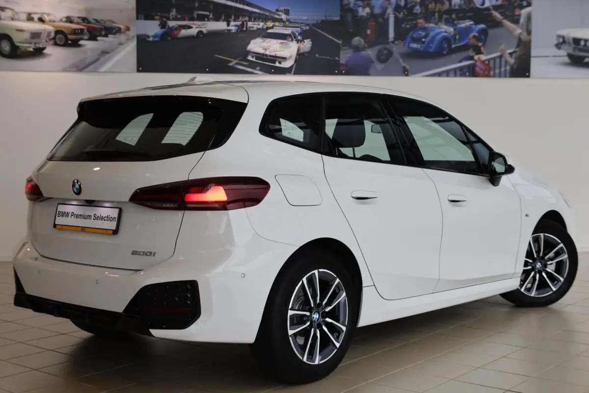 220i | M Sportpakket | Parkeersensoren | Achteruitrij Camera