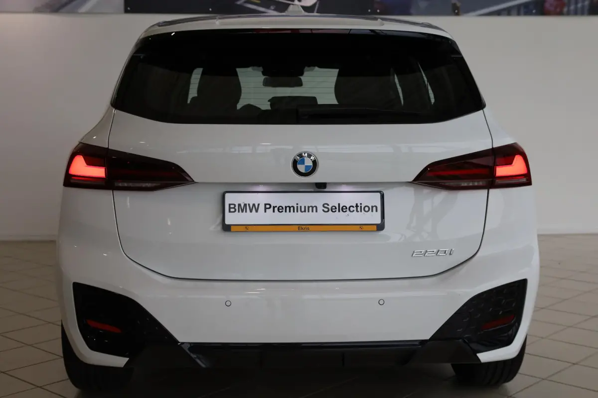 220i | M Sportpakket | Parkeersensoren | Achteruitrij Camera