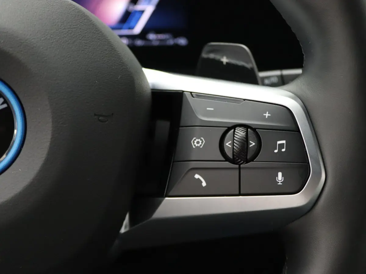 230e xDrive M Sportpakket | Harman Kardon | Head-Up Display | Driving Assist Plus | Innovation Pack | 17"