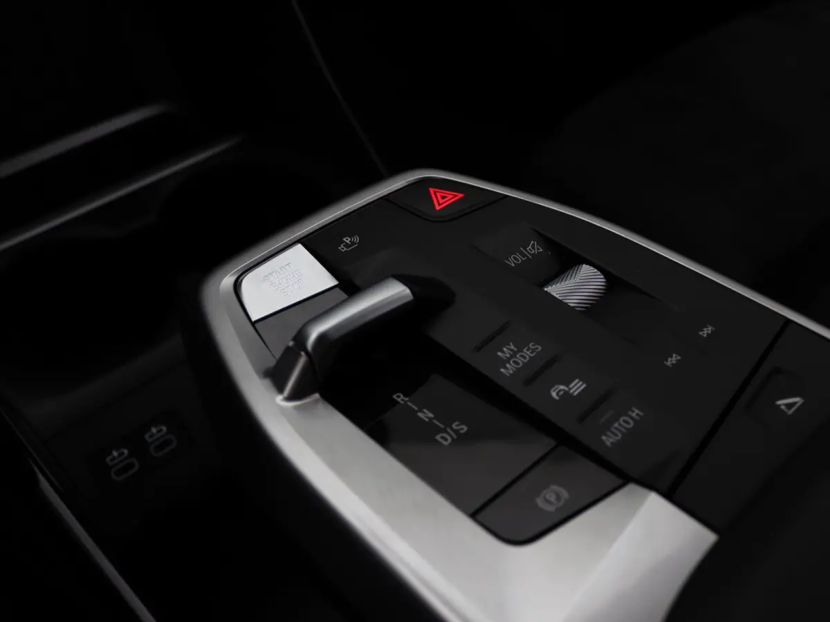230e xDrive M Sportpakket | Harman Kardon | Head-Up Display | Driving Assist Plus | Innovation Pack | 17"