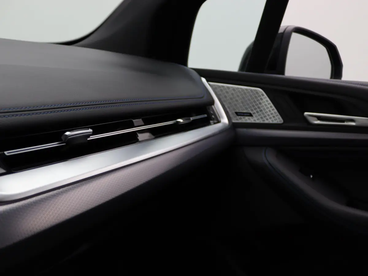 230e xDrive M Sportpakket | Harman Kardon | Head-Up Display | Driving Assist Plus | Innovation Pack | 17"