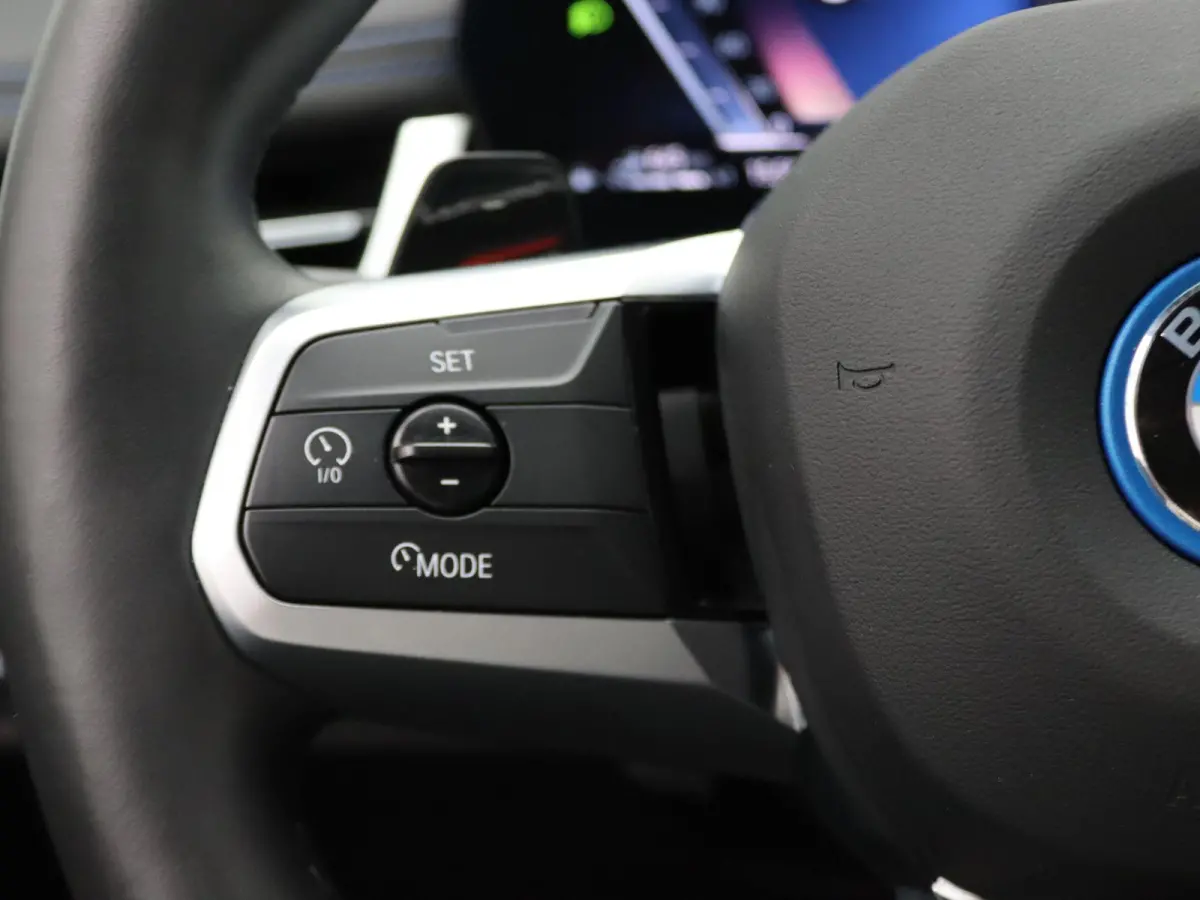 230e xDrive M Sportpakket | Harman Kardon | Head-Up Display | Driving Assist Plus | Innovation Pack | 17"