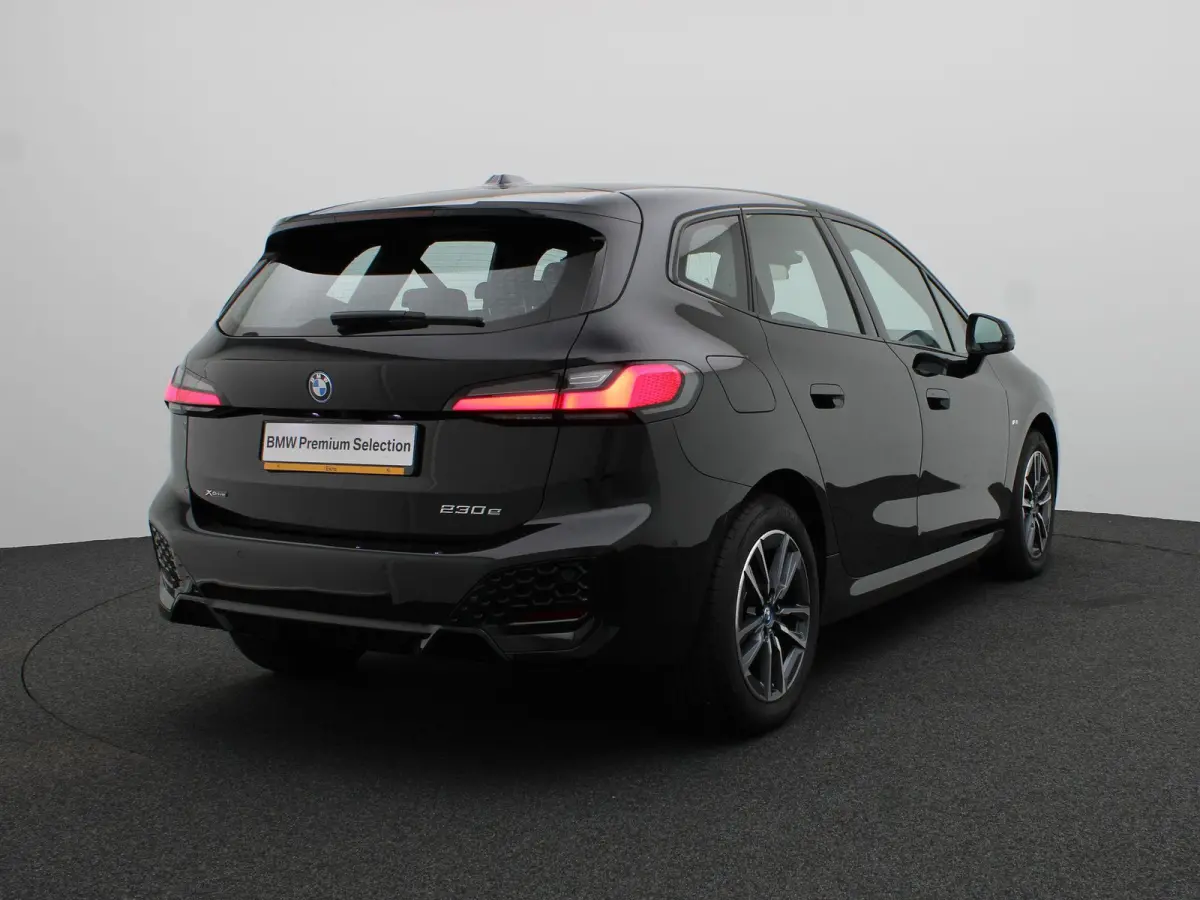 230e xDrive M Sportpakket | Harman Kardon | Head-Up Display | Driving Assist Plus | Innovation Pack | 17"