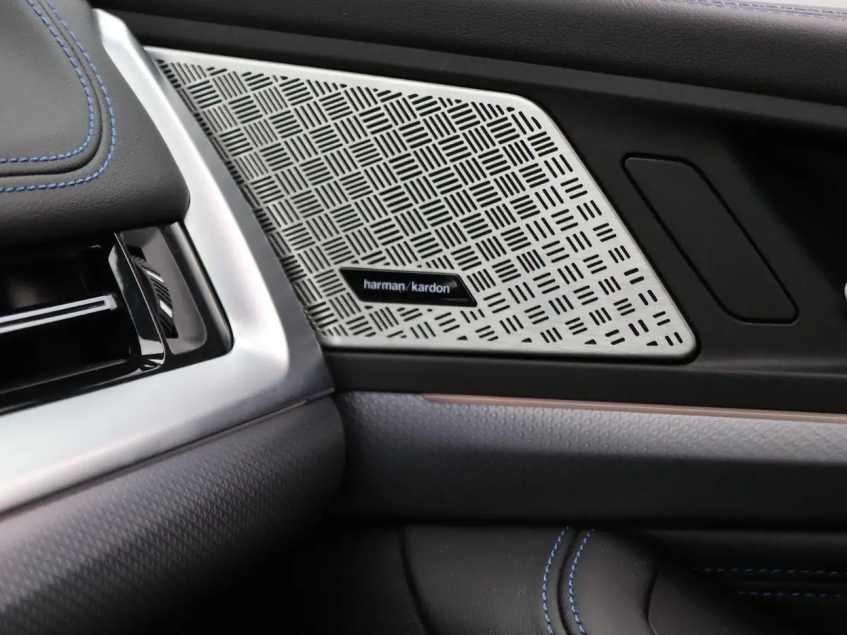 230e xDrive M Sportpakket | Harman Kardon | Head-Up Display | Driving Assist Plus | Innovation Pack | 17"
