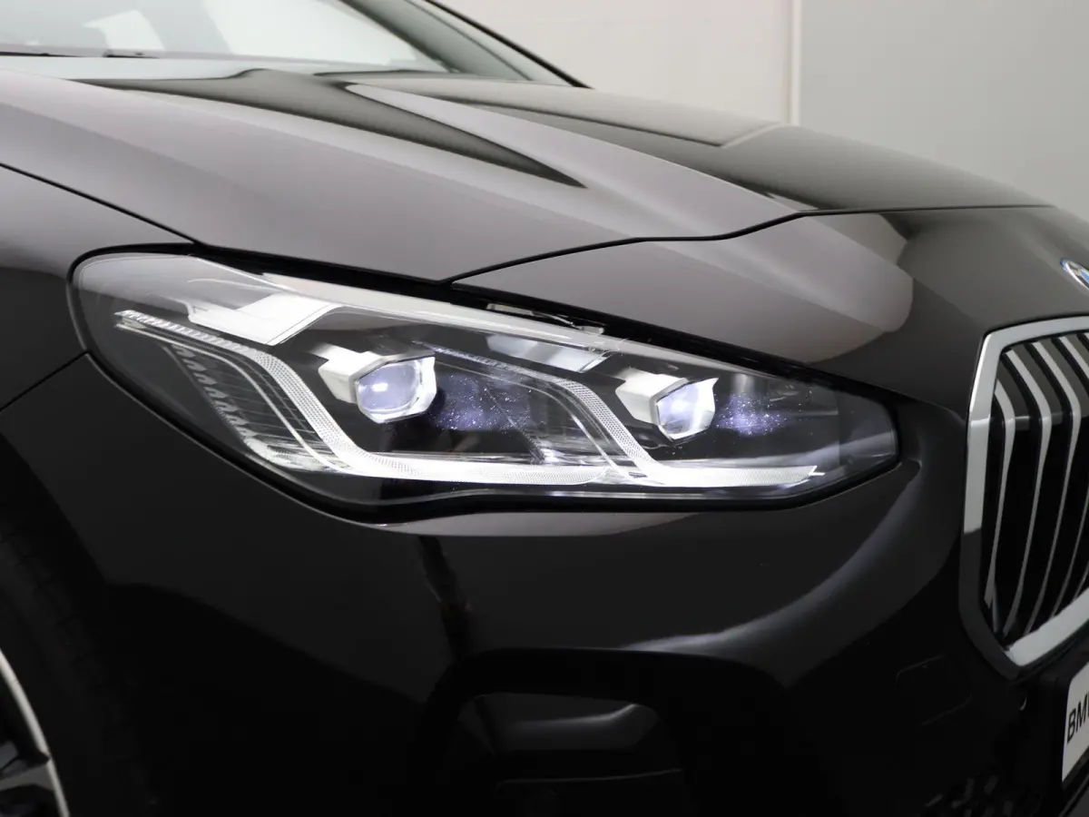 230e xDrive M Sportpakket | Harman Kardon | Head-Up Display | Driving Assist Plus | Innovation Pack | 17"