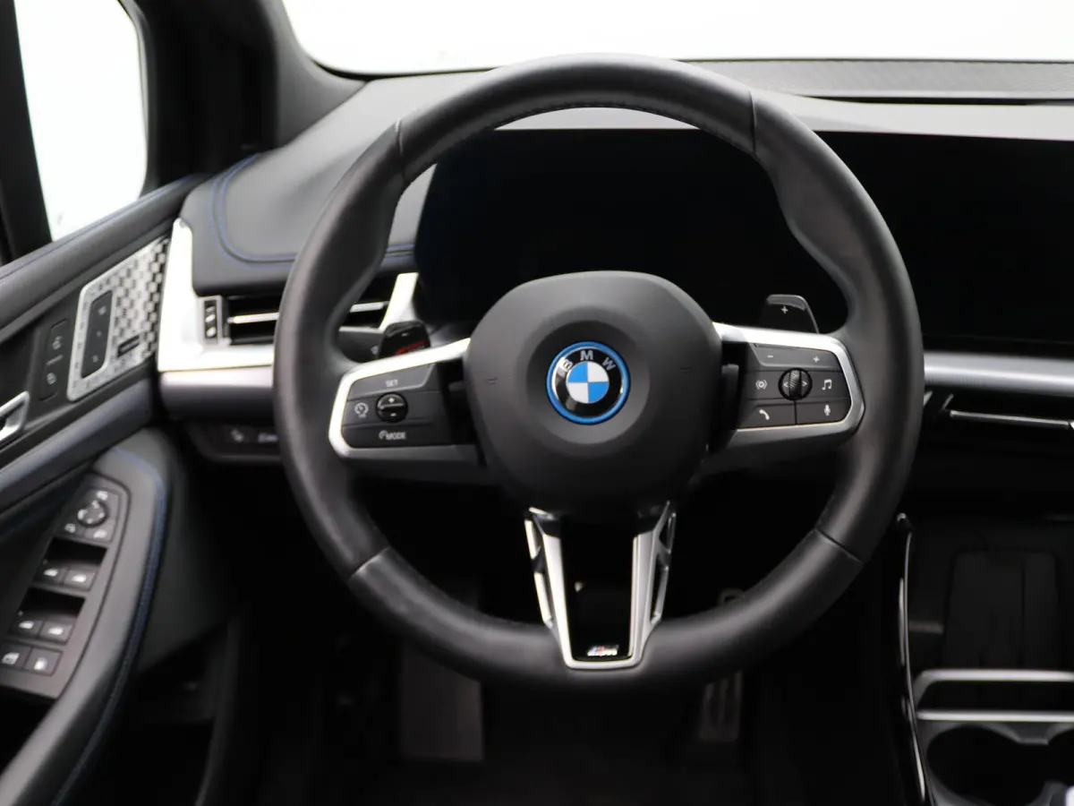 230e xDrive M Sportpakket | Harman Kardon | Head-Up Display | Driving Assist Plus | Innovation Pack | 17"