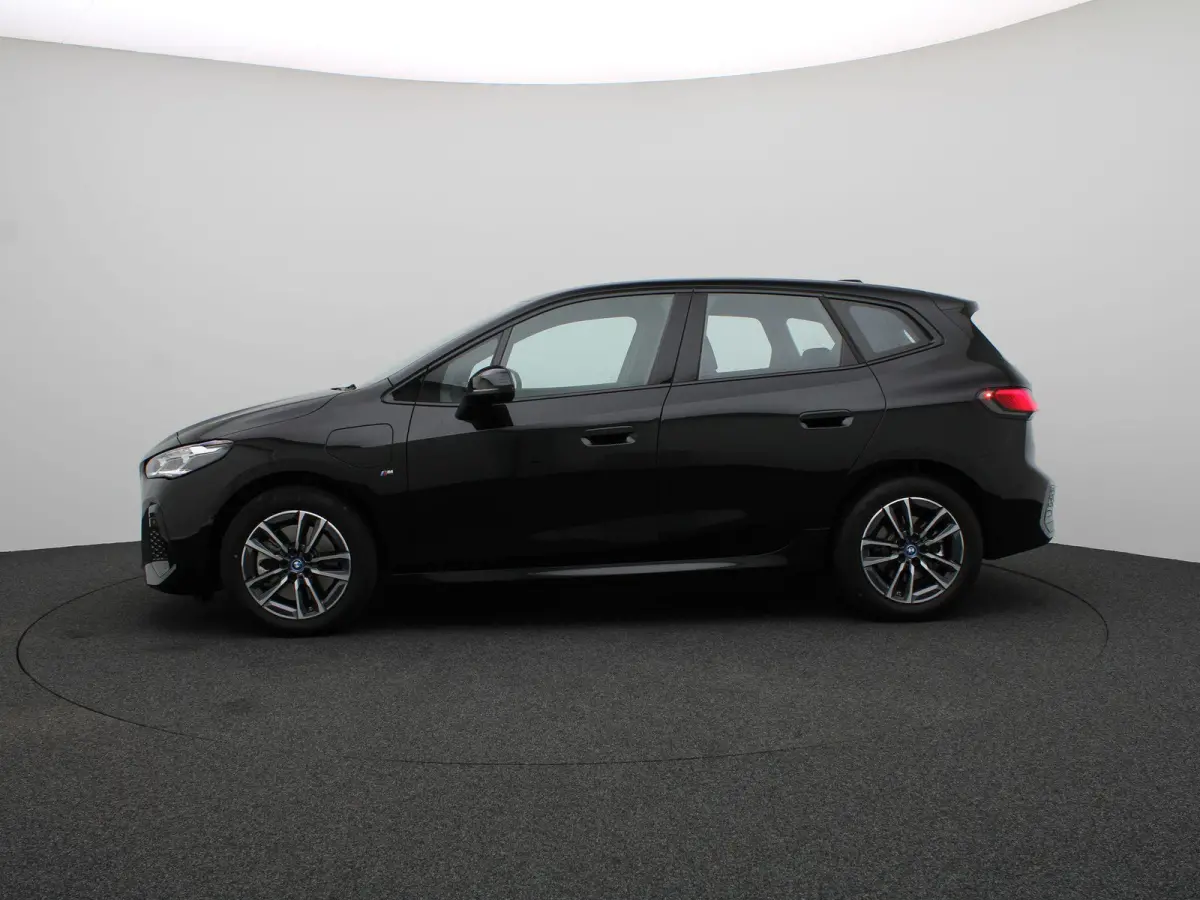 230e xDrive M Sportpakket | Harman Kardon | Head-Up Display | Driving Assist Plus | Innovation Pack | 17"
