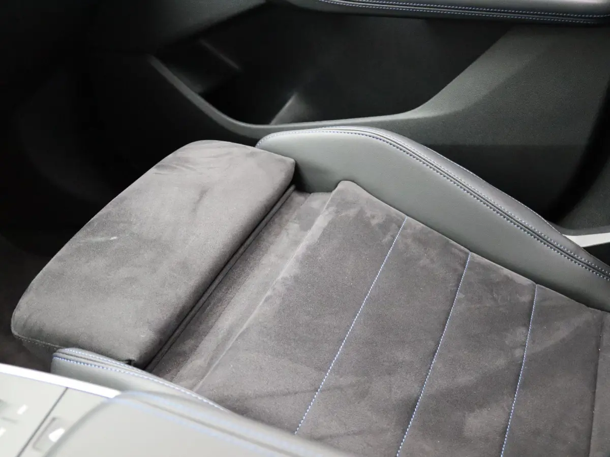 230e xDrive M Sportpakket | Harman Kardon | Head-Up Display | Driving Assist Plus | Innovation Pack | 17"