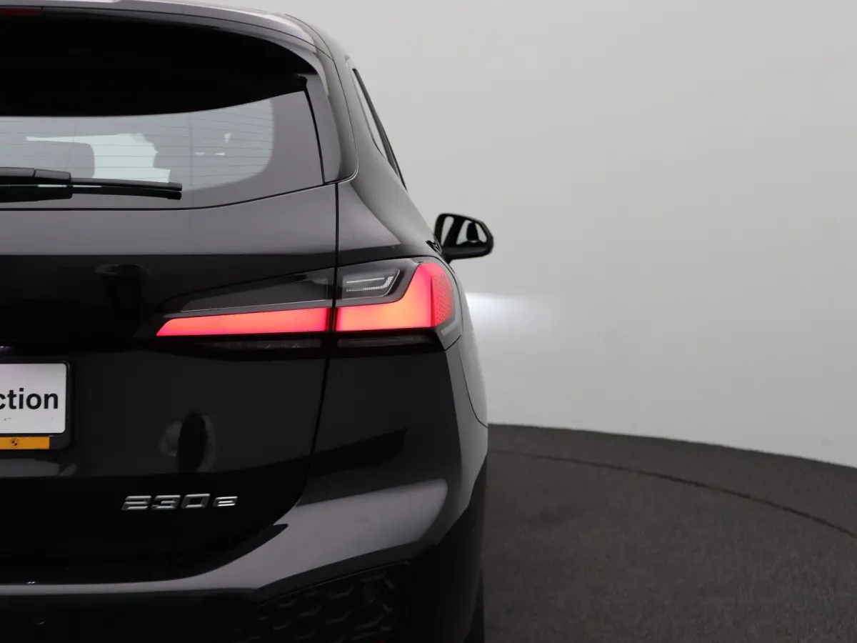 230e xDrive M Sportpakket | Harman Kardon | Head-Up Display | Driving Assist Plus | Innovation Pack | 17"