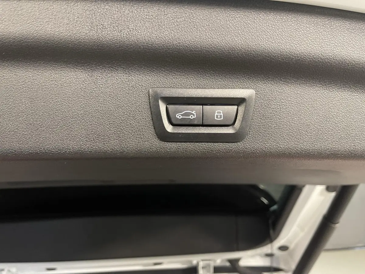 sDrive18i M Sport Shadow Line 18"/Sportstoelen/Adaptieve cruise/Keyless/Stoelverwarming/Camera/Elektrisch klep