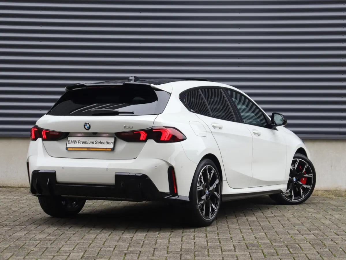 5-deurs 120 | M Sportpakket Pro | Panodak | Harman Kardon | Getint Glas | Comfort Access | Driving Assistant Plus | Elektr. Achterklep | 19'' LMV