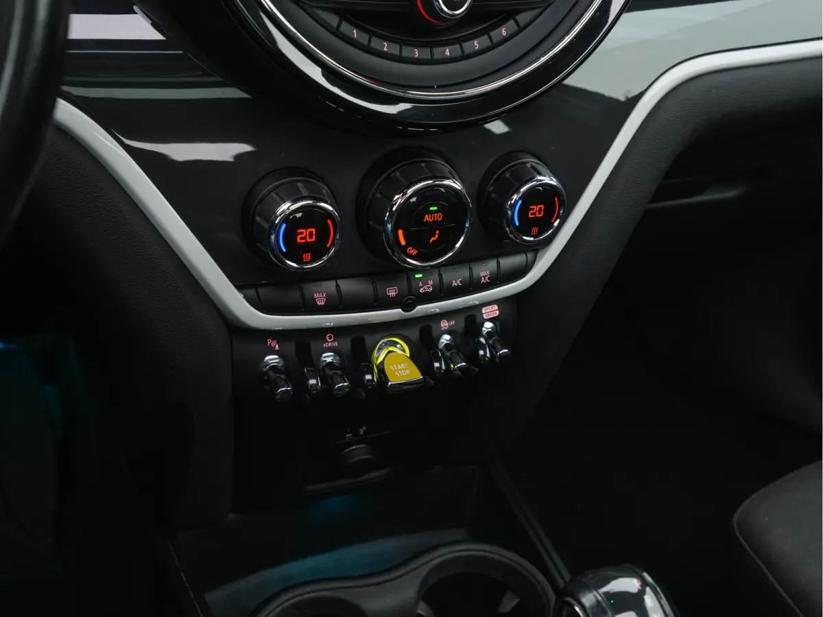 Mini 2.0 Cooper ALL4 Chili Plug-In (INCL-BTW) Aut. *PANO | LEATHER-FABRIC | FULL-LED | SPORT-SEATS | KEYLESS | NAVI-FULLMAP | ECC | AMBIENT-LIGHT | PDC | CRUISE | 18''ALU*