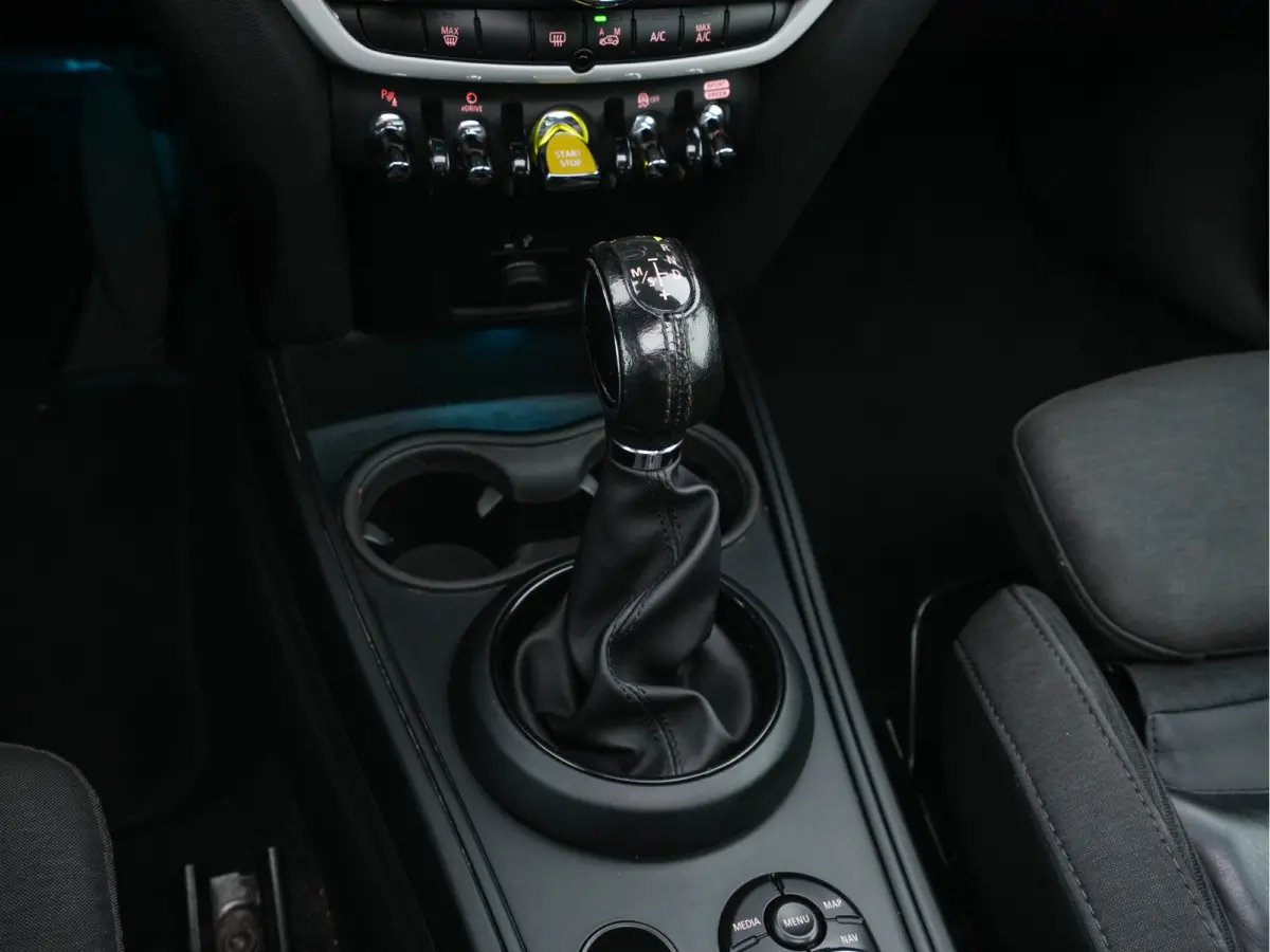 Mini 2.0 Cooper ALL4 Chili Plug-In (INCL-BTW) Aut. *PANO | LEATHER-FABRIC | FULL-LED | SPORT-SEATS | KEYLESS | NAVI-FULLMAP | ECC | AMBIENT-LIGHT | PDC | CRUISE | 18''ALU*