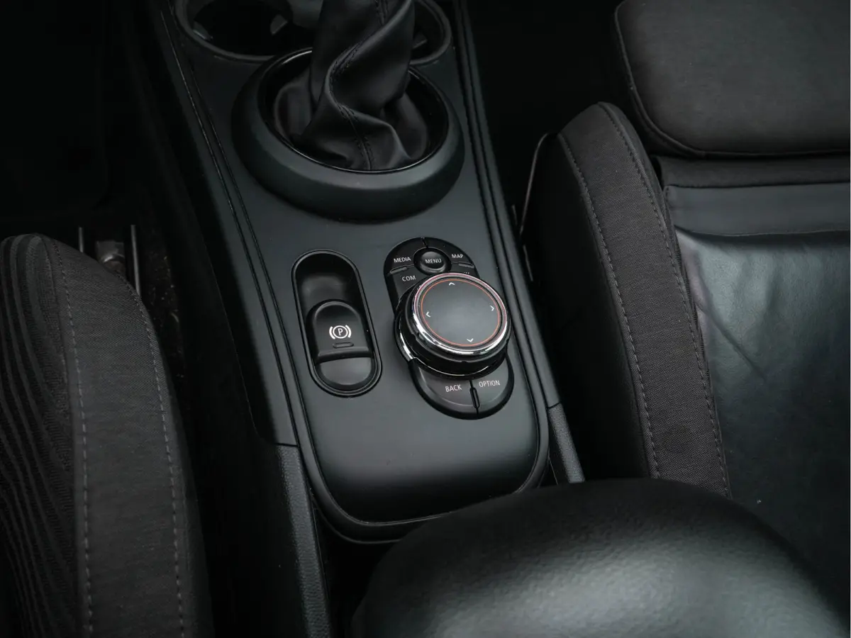 Mini 2.0 Cooper ALL4 Chili Plug-In (INCL-BTW) Aut. *PANO | LEATHER-FABRIC | FULL-LED | SPORT-SEATS | KEYLESS | NAVI-FULLMAP | ECC | AMBIENT-LIGHT | PDC | CRUISE | 18''ALU*