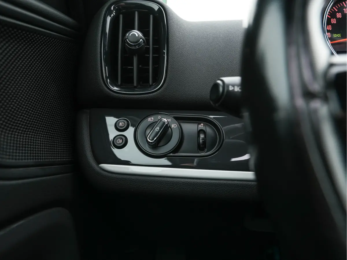Mini 2.0 Cooper ALL4 Chili Plug-In (INCL-BTW) Aut. *PANO | LEATHER-FABRIC | FULL-LED | SPORT-SEATS | KEYLESS | NAVI-FULLMAP | ECC | AMBIENT-LIGHT | PDC | CRUISE | 18''ALU*