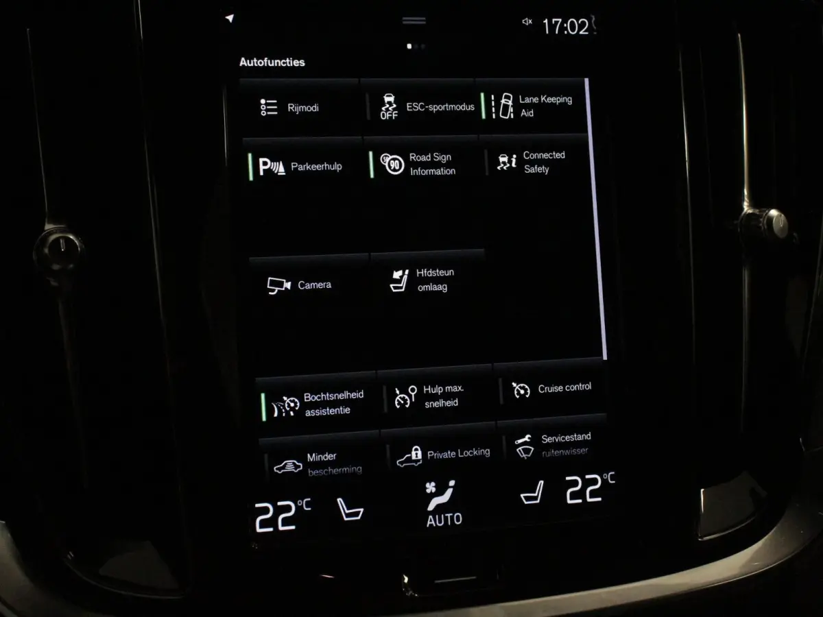 2.0 B4 R-Design Navigatie Climate control Cruise control adaptive Parkeersensoren Achteruitrijcamera Keyless Navigatie Apple Carplay/ Android Auto