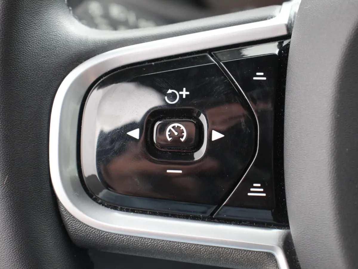 2.0 B4 R-Design Navigatie Climate control Cruise control adaptive Parkeersensoren Achteruitrijcamera Keyless Navigatie Apple Carplay/ Android Auto