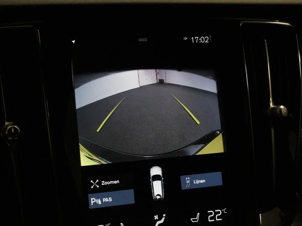 2.0 B4 R-Design Navigatie Climate control Cruise control adaptive Parkeersensoren Achteruitrijcamera Keyless Navigatie Apple Carplay/ Android Auto