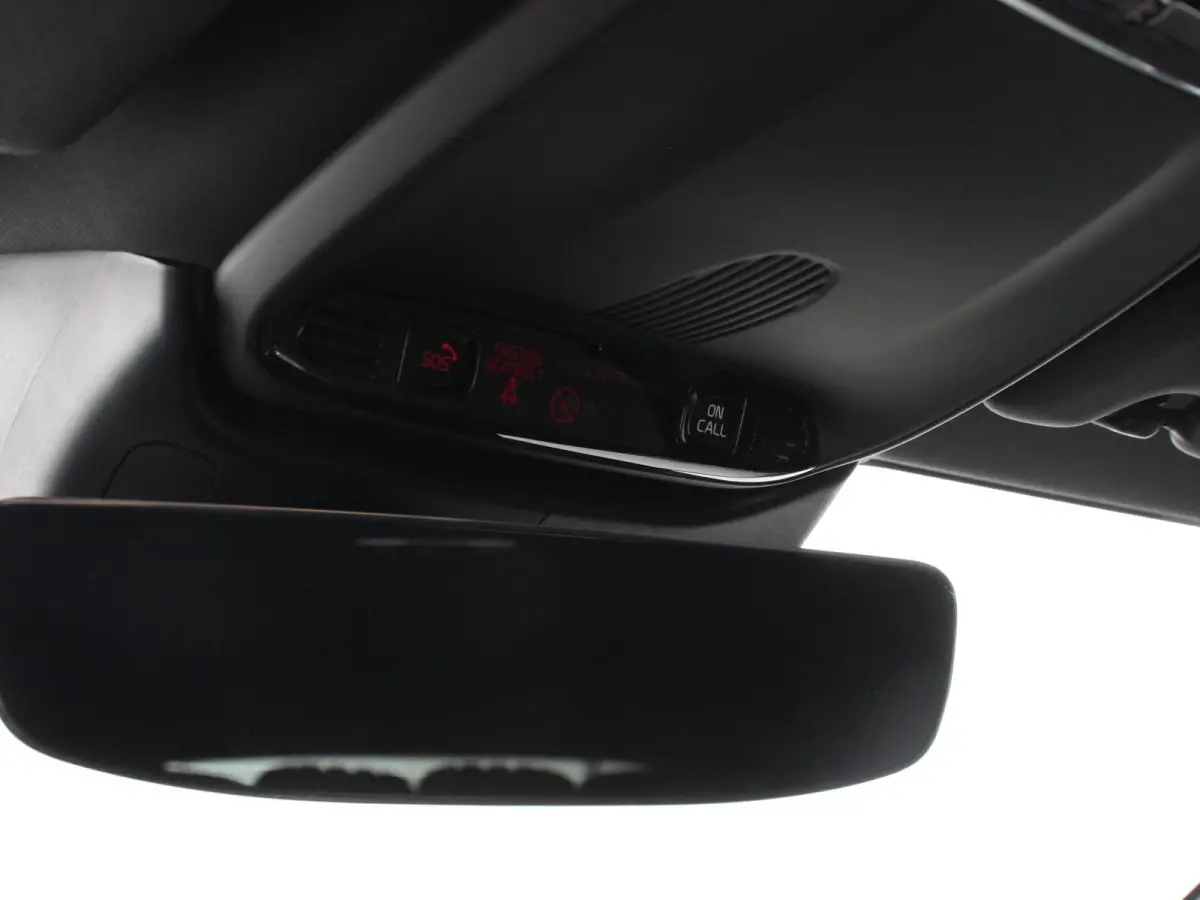 2.0 B4 R-Design Navigatie Climate control Cruise control adaptive Parkeersensoren Achteruitrijcamera Keyless Navigatie Apple Carplay/ Android Auto