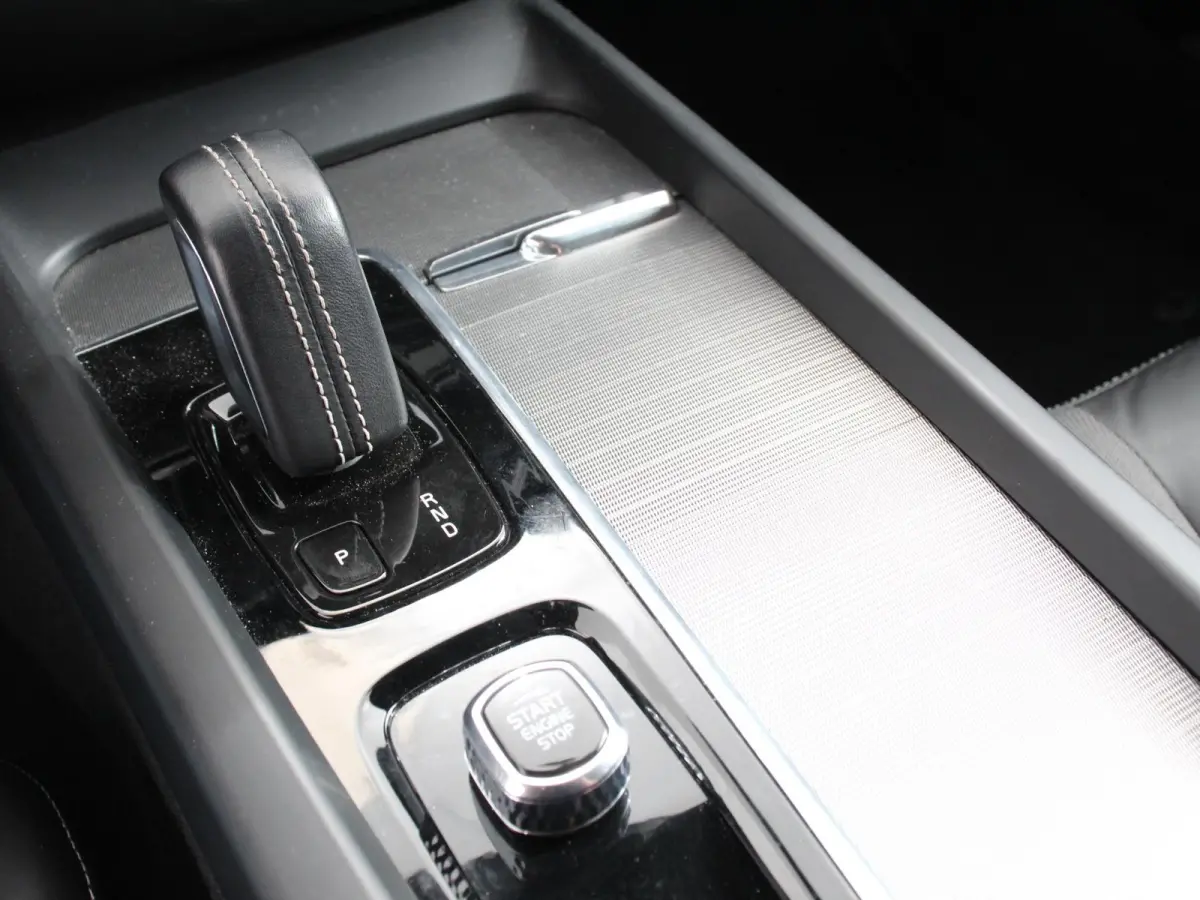 2.0 B4 R-Design Navigatie Climate control Cruise control adaptive Parkeersensoren Achteruitrijcamera Keyless Navigatie Apple Carplay/ Android Auto