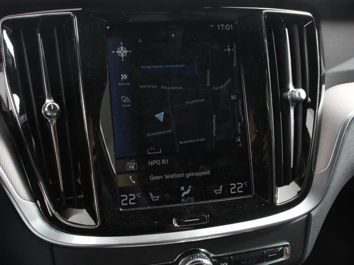 2.0 B4 R-Design Navigatie Climate control Cruise control adaptive Parkeersensoren Achteruitrijcamera Keyless Navigatie Apple Carplay/ Android Auto