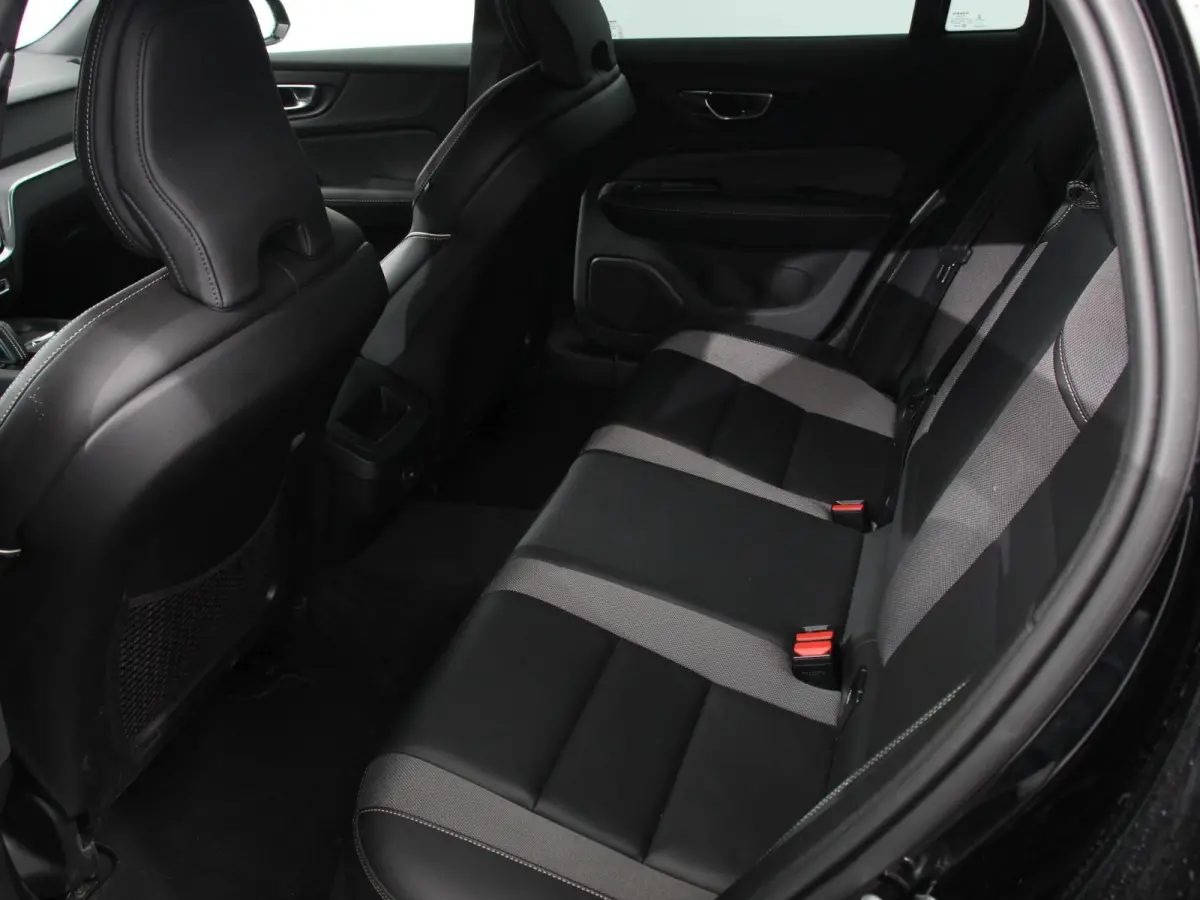 2.0 B4 R-Design Navigatie Climate control Cruise control adaptive Parkeersensoren Achteruitrijcamera Keyless Navigatie Apple Carplay/ Android Auto