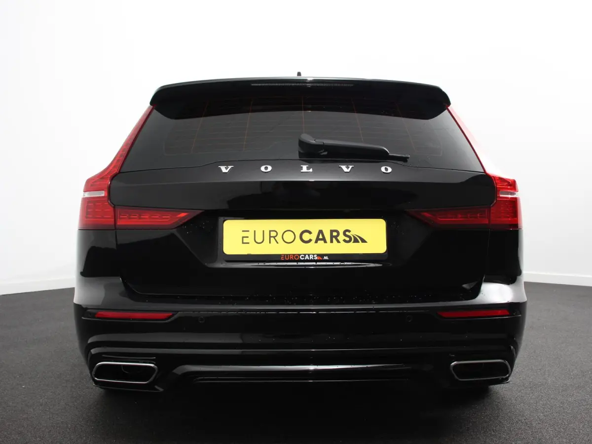 2.0 B4 R-Design Navigatie Climate control Cruise control adaptive Parkeersensoren Achteruitrijcamera Keyless Navigatie Apple Carplay/ Android Auto