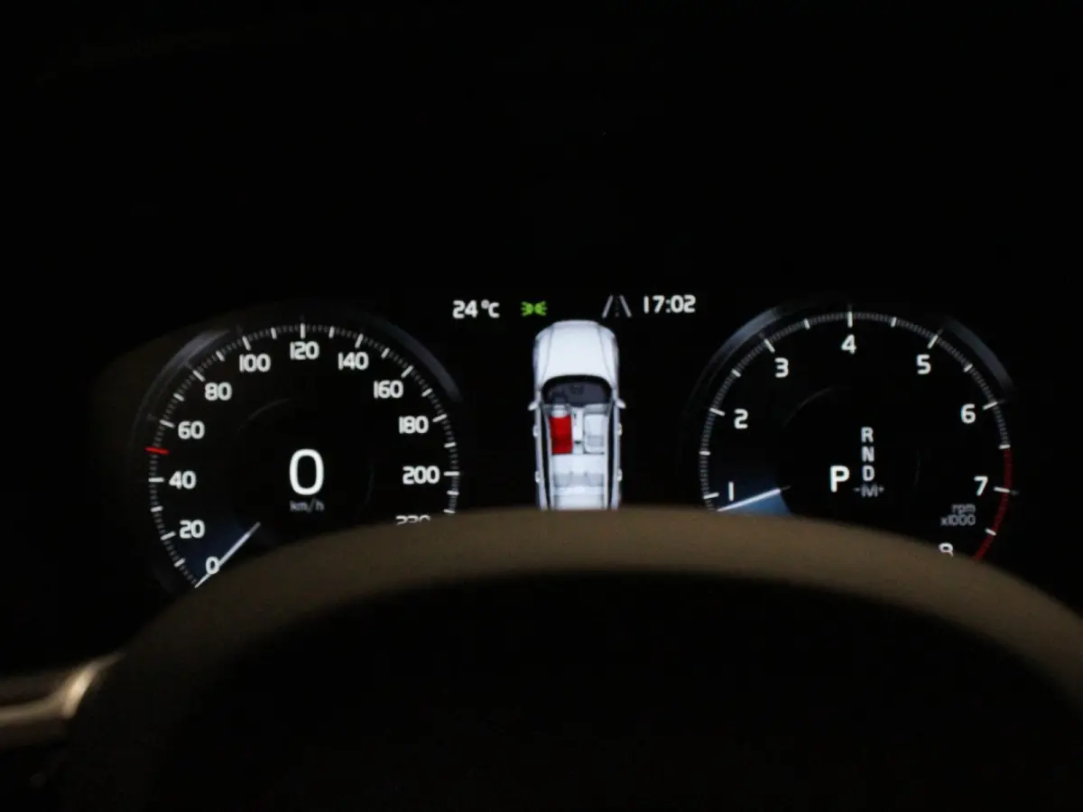 2.0 B4 R-Design Navigatie Climate control Cruise control adaptive Parkeersensoren Achteruitrijcamera Keyless Navigatie Apple Carplay/ Android Auto