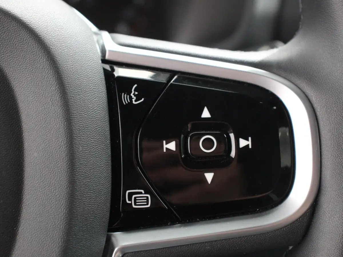 2.0 B4 R-Design Navigatie Climate control Cruise control adaptive Parkeersensoren Achteruitrijcamera Keyless Navigatie Apple Carplay/ Android Auto