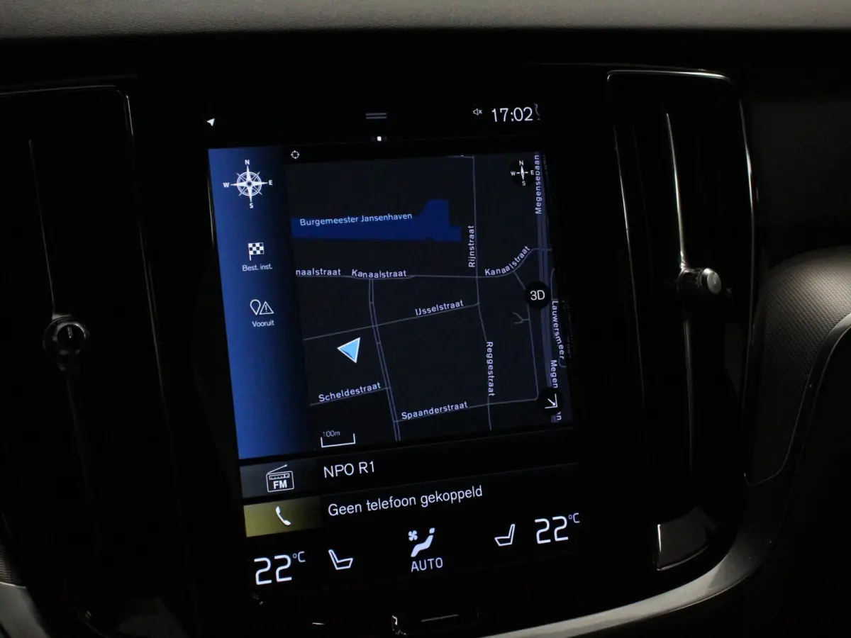 2.0 B4 R-Design Navigatie Climate control Cruise control adaptive Parkeersensoren Achteruitrijcamera Keyless Navigatie Apple Carplay/ Android Auto